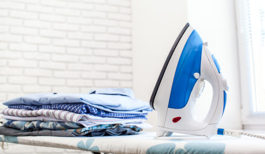 Cómo limpiar la plancha de la ropa cuando se pega