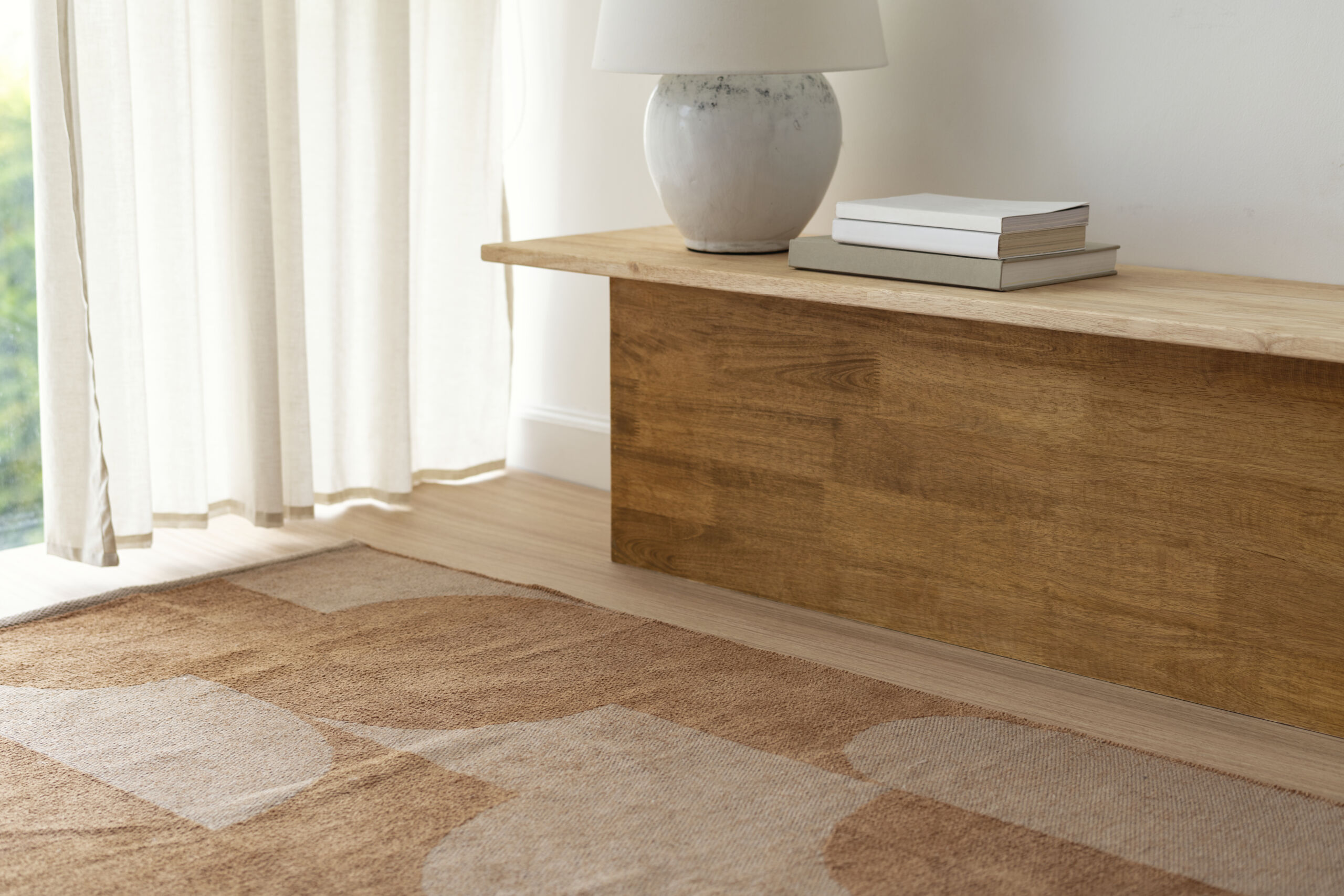 Empresas de limpieza de alfombras a domicilio recogiéndola en una vivienda de Madrid.